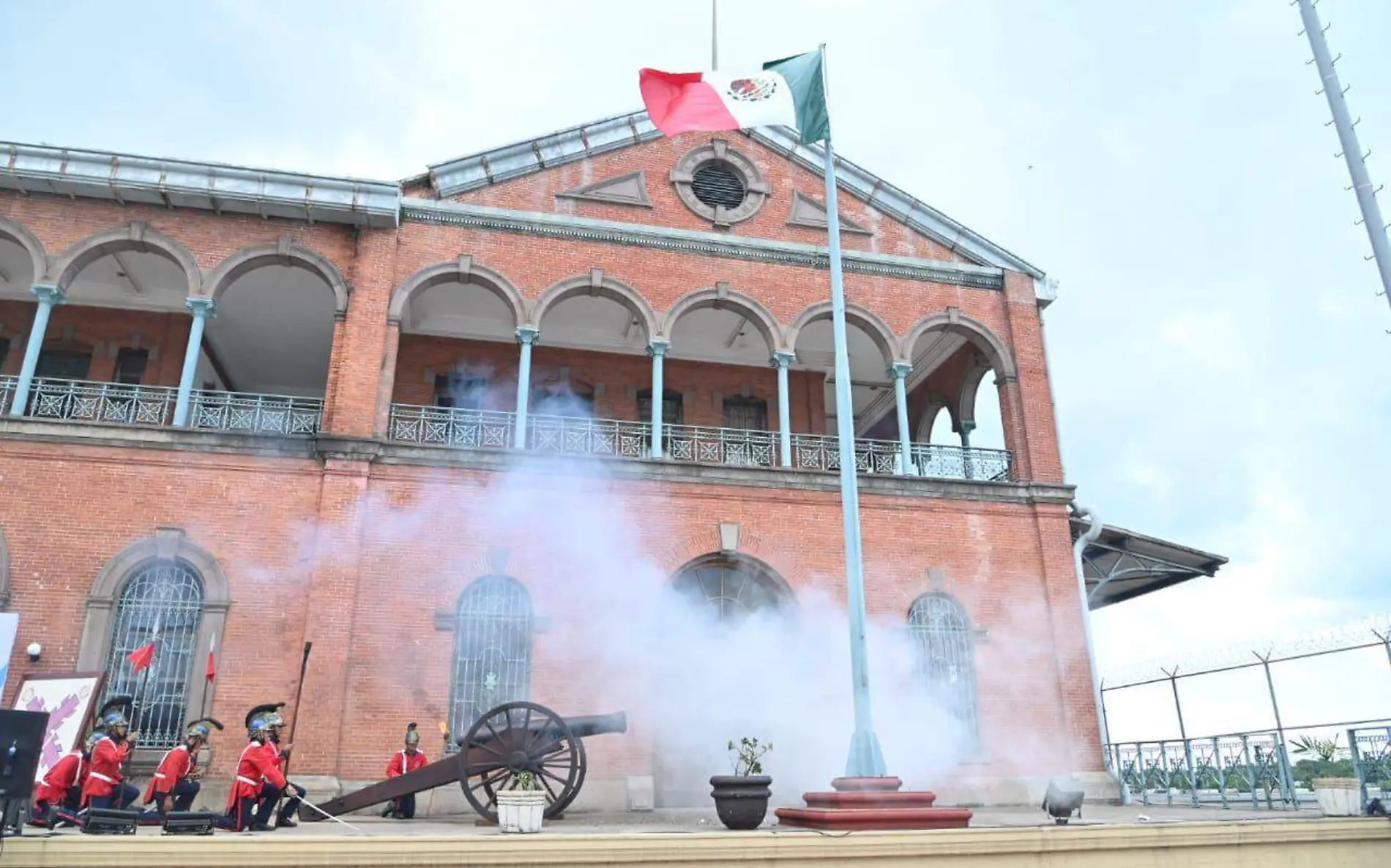 Tampico recuerda con cañones su victoria hace 193 años 